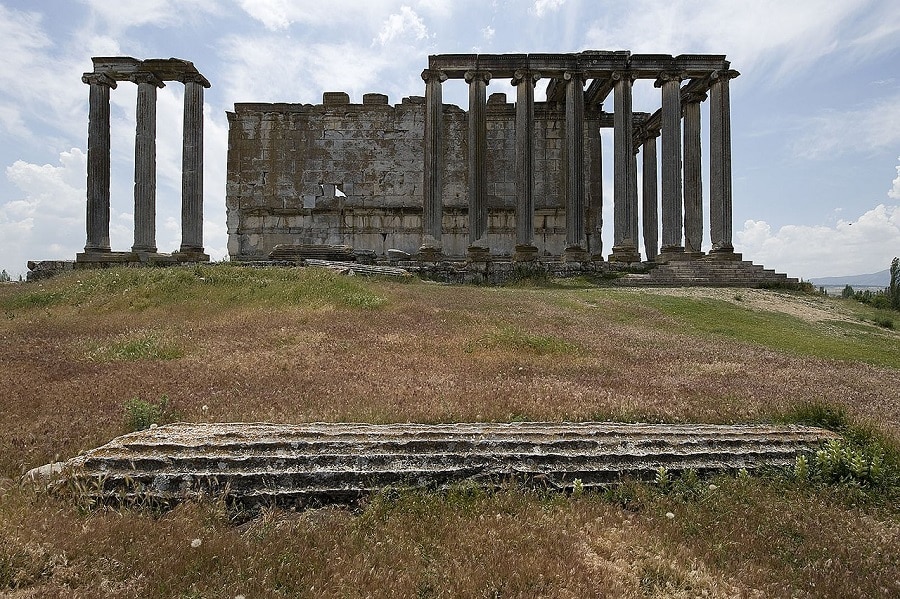 temple-zeus-aizanoi-credit-dosseman-cc4-wikipedia.jpg