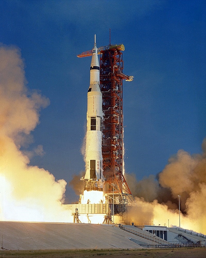 800px-Apollo_11_Launch_-_GPN-2000-000630.jpg
